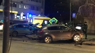 Под окнами коронавирусного госпиталя два авто снесли дорожные знаки