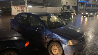 В столкновении с "BMW" пострадала юная пассажирка "Логана"