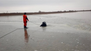 Спустя три дня водолазы нашли подо льдом тело 72-летнего рыбака