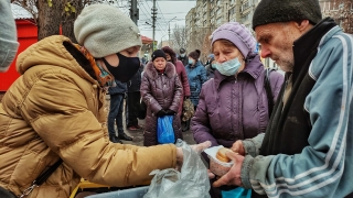 Нуждающихся саратовцев кормят бесплатными обедами на улицах