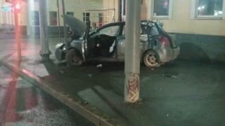 На Московской иномарка затормозила в столб. Двое в больнице