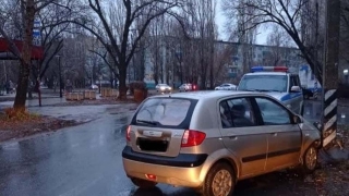 После столкновения "Хендая" со столбом в больницу попала 4-летняя девочка