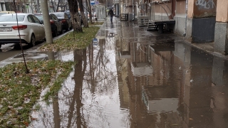 Лужи на новом асфальте. Саратовцы винят чиновников в качестве ремонта тротуаров