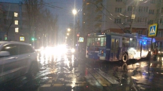 В центре Саратова троллейбус сбил двух пешеходов