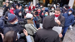 Закон о QR-кодах. Коммунисты проводят "народный сход" около облдумы