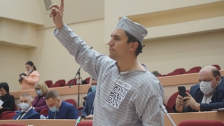 Саратовский депутат Бондаренко пришел в облдуму в костюме заключенного