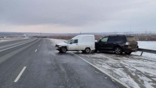 В ДТП с "Лэнд Крузером" и отбойником пострадал водитель "Богдана"
