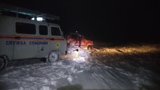 На полевой дороге застряли две "Нивы" со взрослыми и тремя детьми