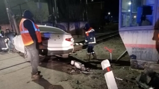 Ночью "BMW" протаранил столбы на железнодорожном переезде
