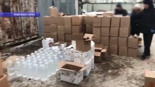Из гаража и грузовика изъяли тысячи бутылок "левого" алкоголя и пачек сигарет