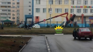 При подготовке к Новому году в детсаду Саратова упала автовышка