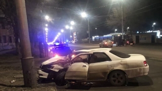 В Ленинском районе "Тойота" протаранила столб. Водитель в больнице