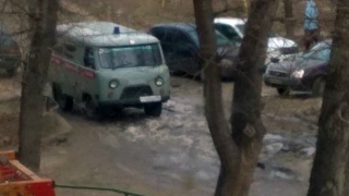 В Саратове "скорая" застряла в ледяных торосах коммунальщиков