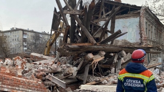 В центре Саратова обрушился дом. Из засыпанной машины достали водителя
