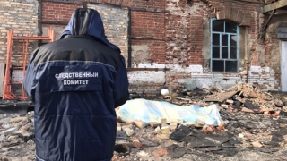 Промышленный альпинист погиб при падении с 4-го этажа. Возбуждено дело