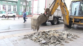 Третий день потопа. Плитку на Волжской начали рубить гидромолотом и ковшом