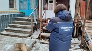 Прохожие заметили труп молодой женщины на крыльце дома