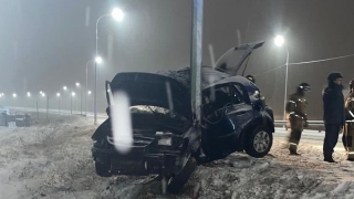 Ночью на выезде из Саратова водитель въехал в столб и погиб