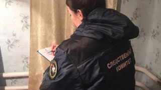 Пьяный саратовец вышел на улицу и умер. Приятель занес "спящего" в коридор