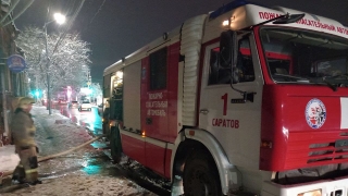 В центре Саратова два расчета тушили сарай