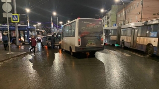 В тройном ДТП у Привокзальной площади пострадал водитель маршрутки