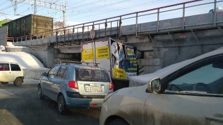 В Саратове очередной автолюбитель стал жертвой "моста глупости"