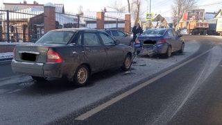 На Соколовой столкнулись "Приора" и "Солярис". Пассажирка в больнице