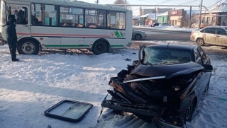 Пассажирский автобус столкнулся с "Приорой". Пострадали несколько пассажиров