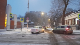 В центре Саратова "Приора" в метель сбила женщину