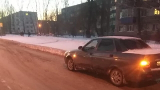 Пожилая женщина пошла не по переходу и попала под "Приору"