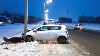 В Юбилейном "Шевроле" затормозил в столб. Водитель в больнице