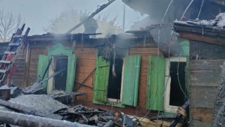 Пять пожарных расчетов утром тушили дом в Саратове