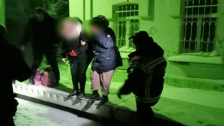 Саратовские спасатели обогрели замерзающих девушек