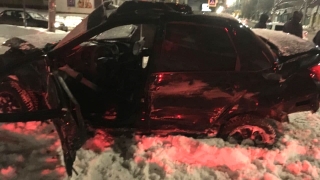 В центре Саратова не разъехались две легковушки. Молодой водитель в больнице