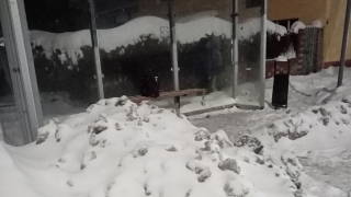 Уборка улиц. Ветеран безуспешно пытался попасть на автобусную остановку в Саратове