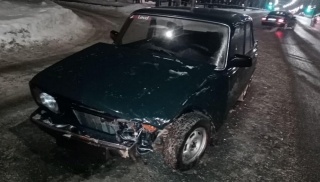 Автоледи на "Мазде" отправила в больницу молодого парня на "пятерке"