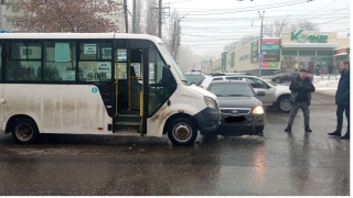 В Саратове столкнулись маршрутка и "Приора". Пассажирка в больнице