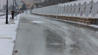 В Саратове после оттепели возобновляют работу городские катки