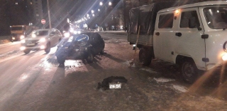 На проспекте Строителей "12-я" врезалась в "УАЗ". Водитель в больнице