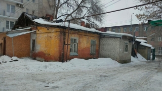 Ночью шесть расчетов тушили дом в центре Саратова