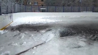 Под напором. В Энгельсе "профессионально" залили хоккейную коробку