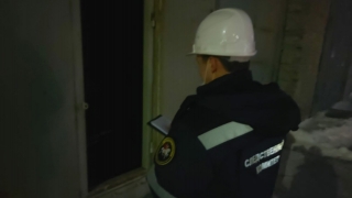 На складе саратовского предприятия рабочий упал с высоты на бетон