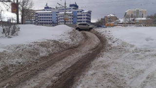 Очевидцы: у входа в 16-ю поликлинику и на Шехурдина автомобили утопают в снегу