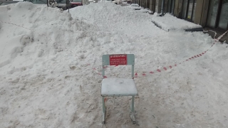 КУИ в осаде. Чиновники советуют писать письма, сосульки угрожают прохожим