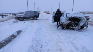 "Веста" и "Нива" не поделили дорогу у моста. Двое в больнице