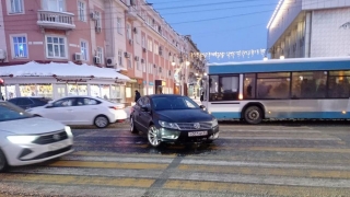 Полицейского сбили в центре Саратова. Названы фамилия и "резюме" водителя "Пассата"