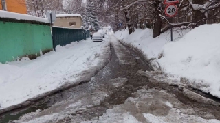 Коммунальный потоп и "снежная каша" блокировали проезд на Лунной