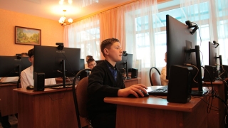 Воспитанники центра сопровождения в Саратовской области получили компьютерный класс от газовиков