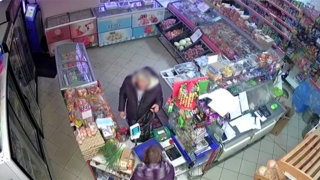 Грабитель расплатился в магазине купюрами "банка приколов" и сбежал