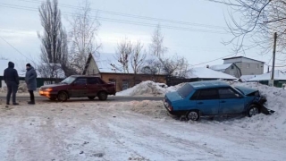 В Балашове дорогу не поделили два "ВАЗа". Пострадала пенсионерка